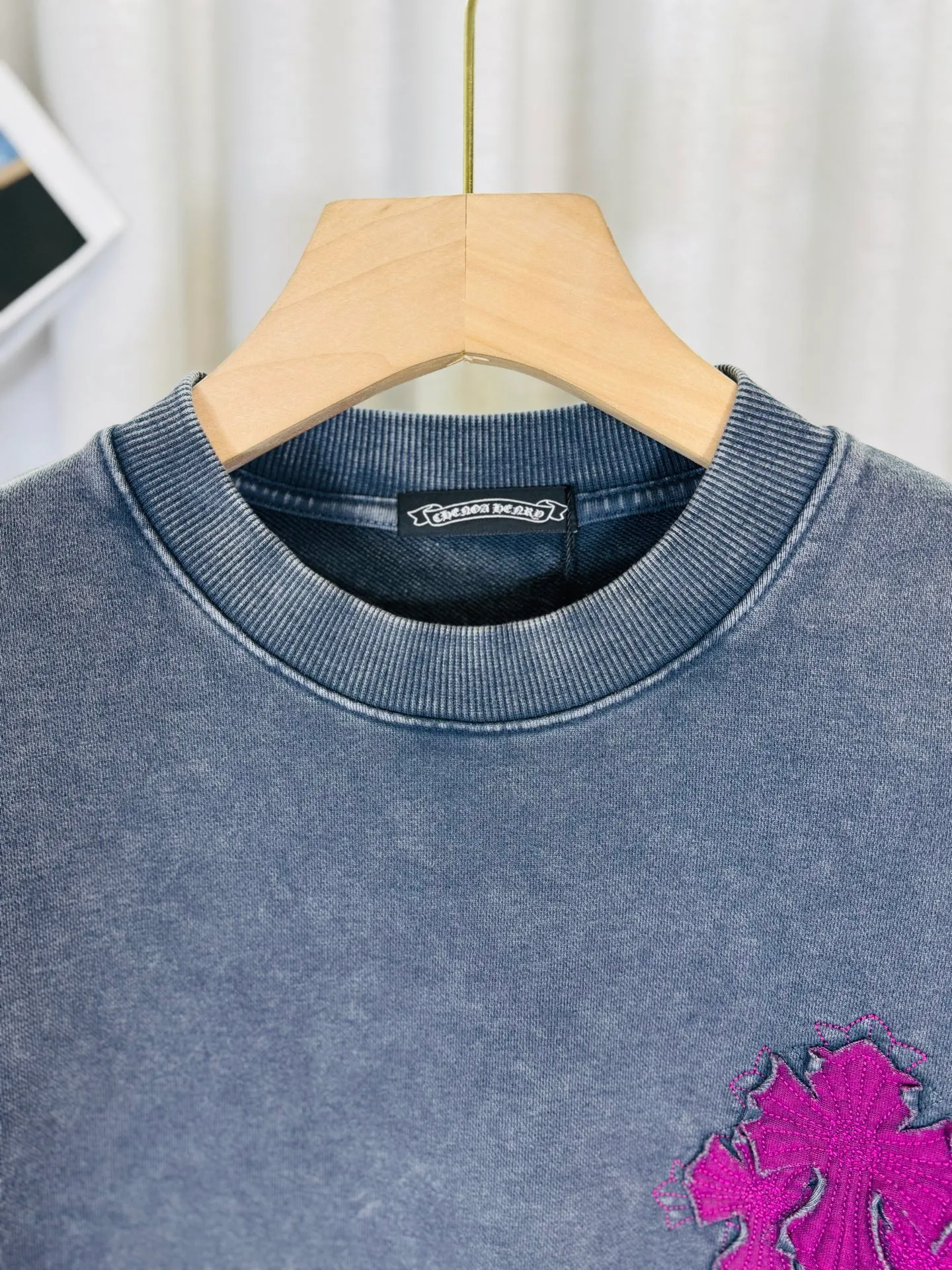 P280 top version, real shot without P, ​​different from market currency) 𝗖𝗵𝗿𝗼𝗺𝗲 𝗛𝗲𝗮𝗿𝘁𝘀/Cro Heart 2025 washed patch embroidery autumn and winter new original single counter American laser burnt 3D three-dimensional patch embroidery couple casual sweatshirt 👑The highest version! Customized fabric 430g tripe terry fabric! American acid-washed and distressed original fabric laser burnt ✟appliqué embroidery and exquisite embroidery of letters! The best-selling model in the counter, very comfortable to wear. Accessories: original molded and authenticated collar label➕100% silk wash label. Genuine purchase-grade original hangtag➕matching hanging rope➕3D hanging beads➕original packaging bag. Craftsmanship: The original version has consistent wiring! The highest version of the armhole matching technique! Color: Gray Black Size: S M L XL Style No.: 9325